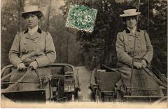 Paris Nos cocheres Mlles Victoria et Blanche Etienne Transport
