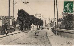 Rosny-sous-Bois - Le Pont du chemin de fer et rue de l'Eglise à Rosny-sous-Bois
