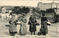 Auvergne Paysannes se rendant au marche France