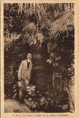 Pierre Loti dans le jardin de sa maison a Rochefort à Rochefort