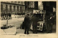 Carte postale ancienne Un Kiosque à Journaux
                                                                     à Paris 1er
                                