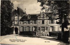 Neauphle le Chateau Abbaye cour d'honneur
