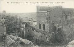 Vue d'une partie du Théâtre antique et de la Ville à Orange