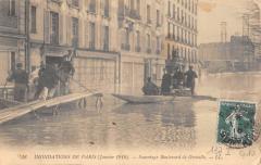 Carte postale ancienne Inondations de Paris (Janvier 1910) - Sauvetage Boulevard de Grenelle
                                                                     à Paris 15e
                                