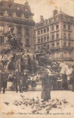 Lyon - Place Des Terreaux - Les Pigeons Apprivoises à Lyon