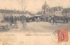 Chateaudun - La Place - Le Jour Du Marche à Châteaudun