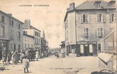 Puy Guillaume - La Place à Puy-Guillaume