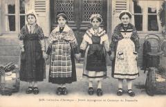 Collection D'Auvergne - Jeunes Auvergnates En Costumes Du Dimanche