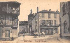 Chateldon - Place De L'Horloge à Châteldon