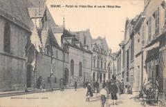Beaune - Portail De L'Hotel Dieu Et Rue De L'Hotel Dieu à Beaune