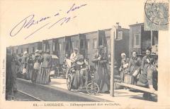 Lourdes - Debarquement Des Malades à Lourdes