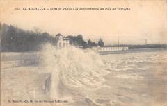 La Rochelle - Effet De Vague A La Concurrance Un Jour De Tempete à La Rochelle
