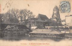 Saintes - Le Marche Et Le Clocher Saint Pierre à Saintes