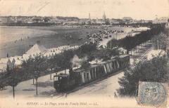 Royan - La Plage - Vue Prise Du Family Hotel - Train à Royan