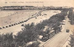 Royan - La Plage - Vue Prise Du Family Hotel - Train à Royan