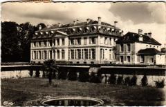 Le Grand-Luce Chateau vu du Jardin de l'Orangerie France