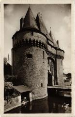 La Ferte-Bernard Porte de Ville et l'Huisne France