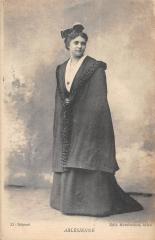 Arlesienne à Arles