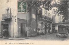 Arles - Les Colonnes Du Forum à Arles
