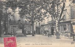 Arles - La Place Et Hotel Du Forum -
																					13129 Arles
																			