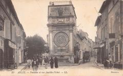 Arles - Fontaine Et Rue Amedee Pichot à Arles