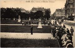 Carte postale ancienne Les Tuileries, le Charmeur d'Oiseaux
                                                                     à Paris 1er
                                