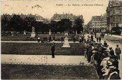 Carte postale ancienne Les Tuileries, le Charmeur d'Oiseaux
                                                                     à Paris 1er
                                
