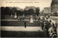 Carte postale ancienne Les Tuileries, le Charmeur d'Oiseaux
                                                                     à Paris 1er
                                