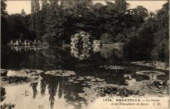 Bagatelle - La Grotte et les Nénuphars en fleurs à Paris 16e