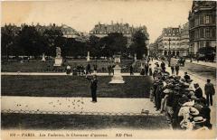 Carte postale ancienne Les Tuileries, le Charmeur d'Oiseaux
                                                                     à Paris 1er
                                