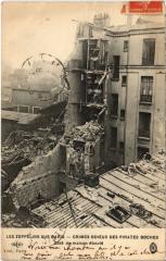 Carte postale ancienne Les Zeppelins sur Paris - Crimes odieux des pirates Boches - Côté de maison éboulé
                                                                     à Paris 20e
                                