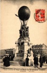 Carte postale ancienne Monument élevé à la Mémoire des Aéronautes
                                                                     à Paris 17e
                                