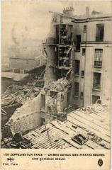 Carte postale ancienne Les Zeppelins sur Paris - Crimes odieux des pirates Boches - Côté de maison éboulé
                                                                     à Paris 20e
                                