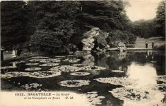 Bagatelle - La Grotte et les Nénuphars en fleurs à Paris 16e