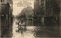 Carte postale ancienne Avenue Ledru-Rollin - Inondations de janvier 1910 - Un habitant rentrant à son domicile
                                                                     à Paris 12e
                                