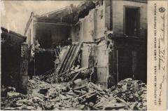 Les Zeppelins Sur Paris Interieur d'une maison