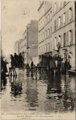 Carte postale ancienne Inondations de Paris (Janvier 1910) - La Rue Rouelle - Un Déménagement
                                                                     à Paris 15e
                                