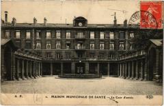 Maison Municipale de Santé - La Cour d'entrée à Paris 10e