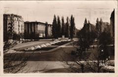 Paris 12e - La Porte Dorée. Au fond, á gauche: le musée à Paris 12e