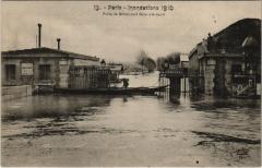 Carte postale ancienne Inondations 1910 - Porte de Billancourt (Quai d'Auteuil)
                                                                     à Paris 16e
                                