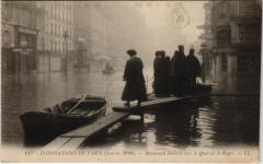 Carte postale ancienne Inondations de Paris (Janvier 1910) - Boulevard Diderot vers le Quai de la Rapée
                                                                     à Paris 12e
                                
