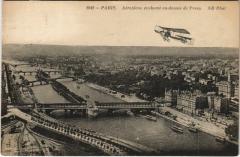 Aéroplane, évoluant au dessus de Passy à Paris 7e