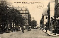 Rue des Batignolles, place devant la Mairie à Paris 17e