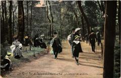 Carte postale ancienne Bois de Boulogne de 11 Heures à Midi - Le Sentier de la Vertu
                                                                     à Paris 16e
                                