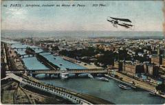 Carte postale ancienne Aéroplane, évoluant au dessus de Passy
                                                                     à Paris 7e
                                