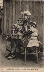Types d'Auvergne - Aupres de Leur Mere