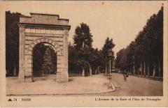 Riom L'Avenue de la gare et l'Arc de Triomphe