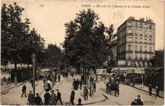 Carte postale ancienne Bas-côté de l'Avenue de la Grande Armée
                                                                     à Paris 16e
                                