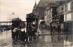 Carte postale ancienne La grande crue de la Seine (Janvier 1910) - Un Déménagement au Quai de Passy
                                                                     à Paris 16e
                                