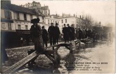 Carte postale ancienne La Grande Crue de la Seine (Janvier 1910) - Passerelles établies au Quai de Passy pour permettre la circulation
                                                                     à Paris 16e
                                